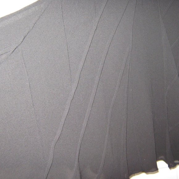 Black Max Edition V-Neck Sleeveless Blouse - Picture 5 of 5